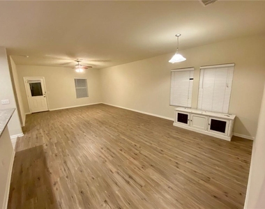 172 Hollis Ln - Photo Thumbnail 1