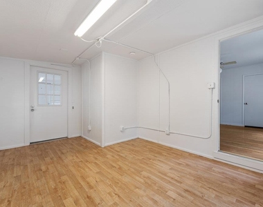 8908 Capitol Dr - Photo Thumbnail 11