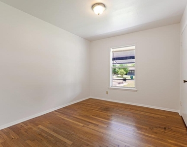 8908 Capitol Dr - Photo Thumbnail 12