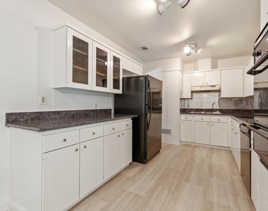8908 Capitol Dr - Photo Thumbnail 5