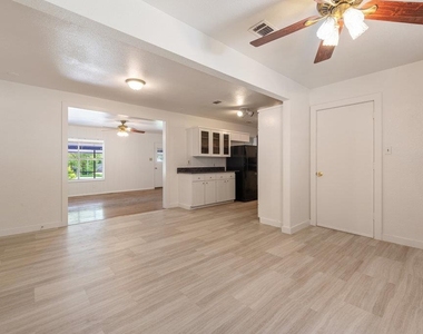 8908 Capitol Dr - Photo Thumbnail 4