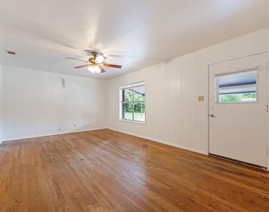 8908 Capitol Dr - Photo Thumbnail 2