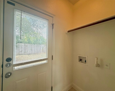 6916 Meador Ave - Photo Thumbnail 7