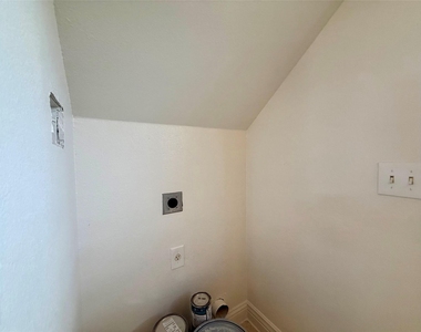 6916 Meador Ave - Photo Thumbnail 8