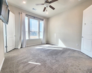1015 Vista View Dr - Photo Thumbnail 8