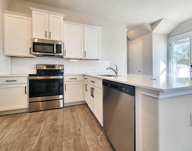 1015 Vista View Dr - Photo Thumbnail 6