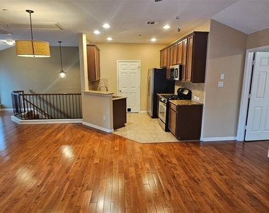 1310 W Parmer Ln - Photo Thumbnail 4