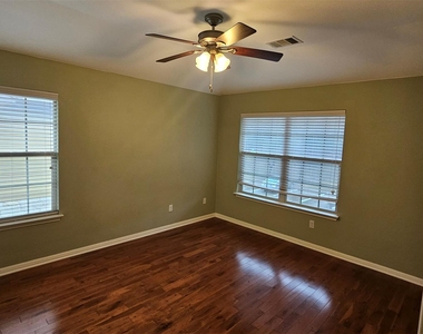 1310 W Parmer Ln - Photo Thumbnail 7