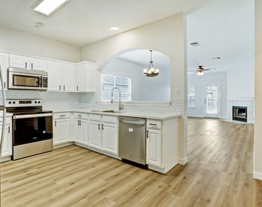 128 Almquist St - Photo Thumbnail 6