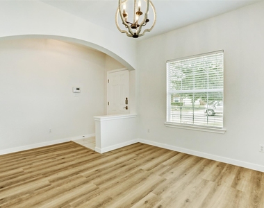 128 Almquist St - Photo Thumbnail 3