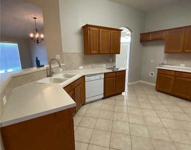 617 Kingston Lacy Blvd - Photo Thumbnail 2