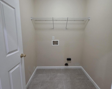 739 Wakemont Drive - Photo Thumbnail 8