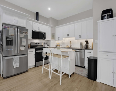 4437 N Broadway Street - Photo Thumbnail 5
