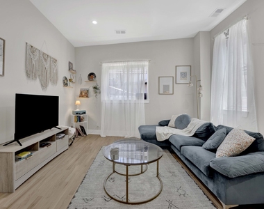 4437 N Broadway Street - Photo Thumbnail 4