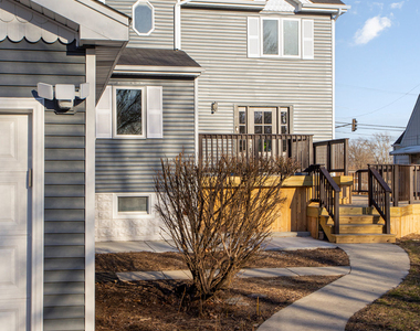 606 S York Street - Photo Thumbnail 4