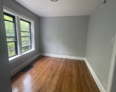 7327 N Honore Street - Photo Thumbnail 2