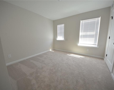1147 Lucan Lane - Photo Thumbnail 24
