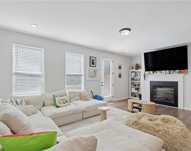 383 Skylar Way Se - Photo Thumbnail 4