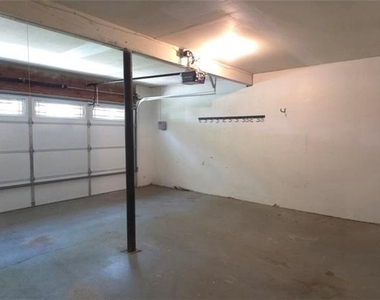 190 Barrington Drive Drive E - Photo Thumbnail 15