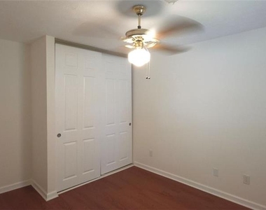 190 Barrington Drive Drive E - Photo Thumbnail 12
