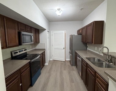 8201 Green Parrot Road - Photo Thumbnail 5