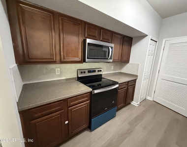 8201 Green Parrot Road - Photo Thumbnail 6