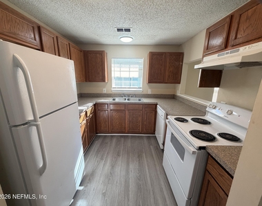747 Broxton Street - Photo Thumbnail 3