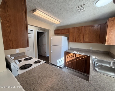 747 Broxton Street - Photo Thumbnail 2