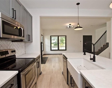 931 Fern Avenue Se - Photo Thumbnail 3