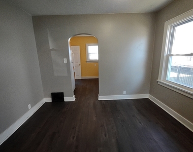 912 Douglas Street - Photo Thumbnail 5