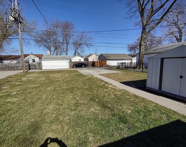 912 Douglas Street - Photo Thumbnail 12