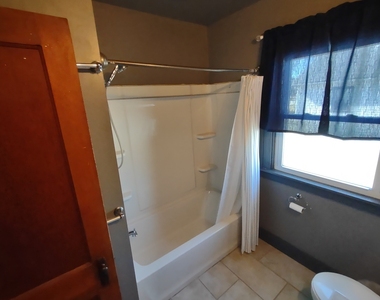 912 Douglas Street - Photo Thumbnail 9