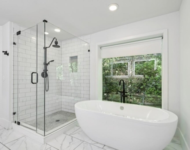 1905 Gainsborough Drive - Photo Thumbnail 4
