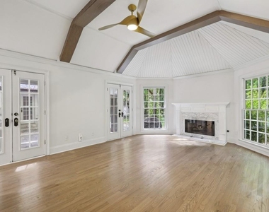 1905 Gainsborough Drive - Photo Thumbnail 3