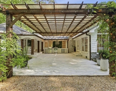 1905 Gainsborough Drive - Photo Thumbnail 5