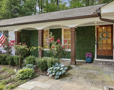 1905 Gainsborough Drive - Photo Thumbnail 10