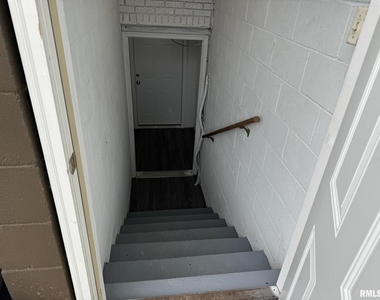 209 E 10th Street - Photo Thumbnail 12