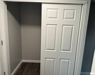209 E 10th Street - Photo Thumbnail 11