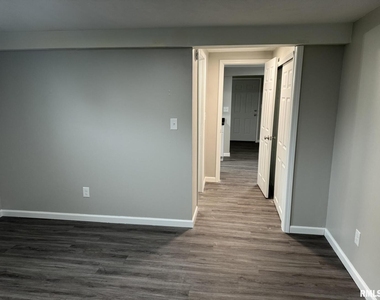 209 E 10th Street - Photo Thumbnail 10