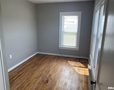 209 E 10th Street - Photo Thumbnail 6