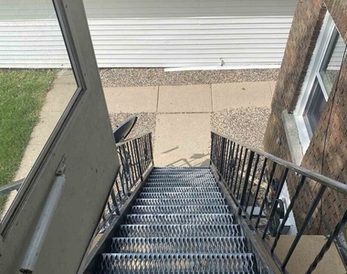 209 E 10th Street - Photo Thumbnail 9