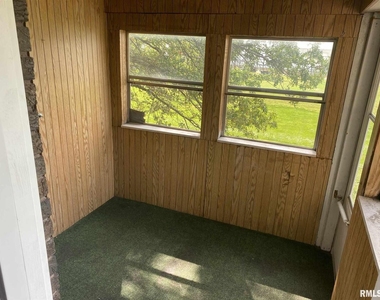 209 E 10th Street - Photo Thumbnail 8