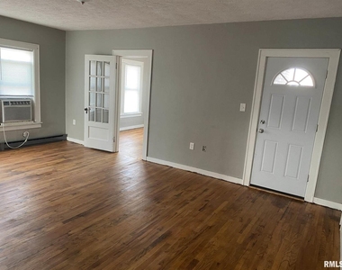 209 E 10th Street - Photo Thumbnail 1