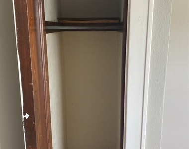 209 E 10th Street - Photo Thumbnail 4