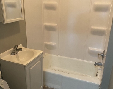 209 E 10th Street - Photo Thumbnail 5