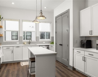 1261 Wright Lane Se - Photo Thumbnail 6