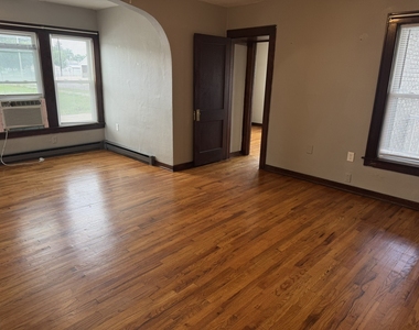 209 E 10th Street - Photo Thumbnail 6