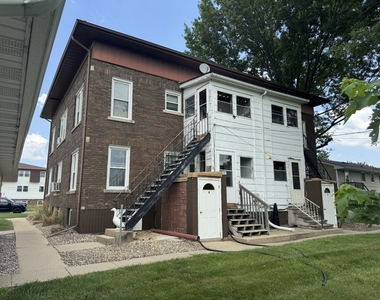 209 E 10th Street - Photo Thumbnail 14