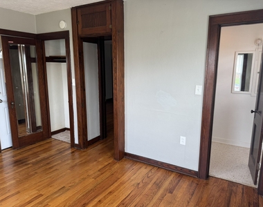 209 E 10th Street - Photo Thumbnail 8