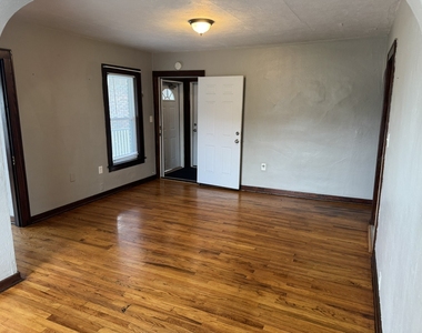 209 E 10th Street - Photo Thumbnail 5